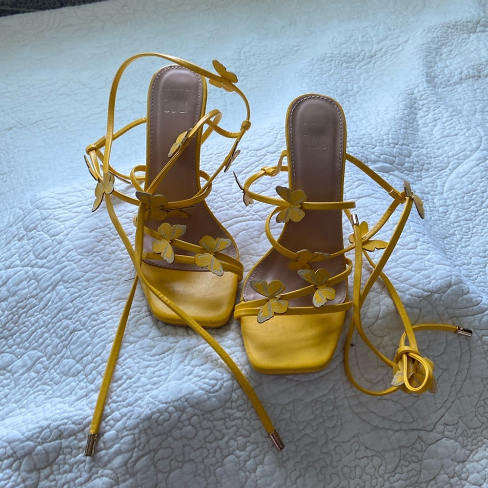 Gorgeous Yellow Butterfly Wrap SquareToe high heel sandals.Size 8